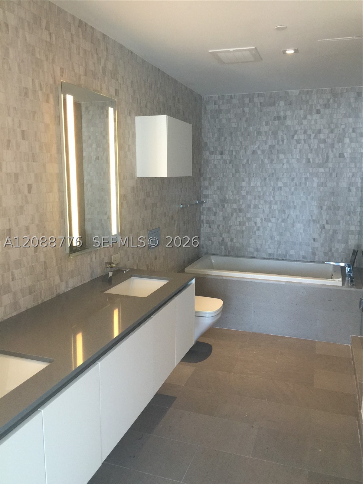 68 SE 6th St #3405, Miami FL 33131