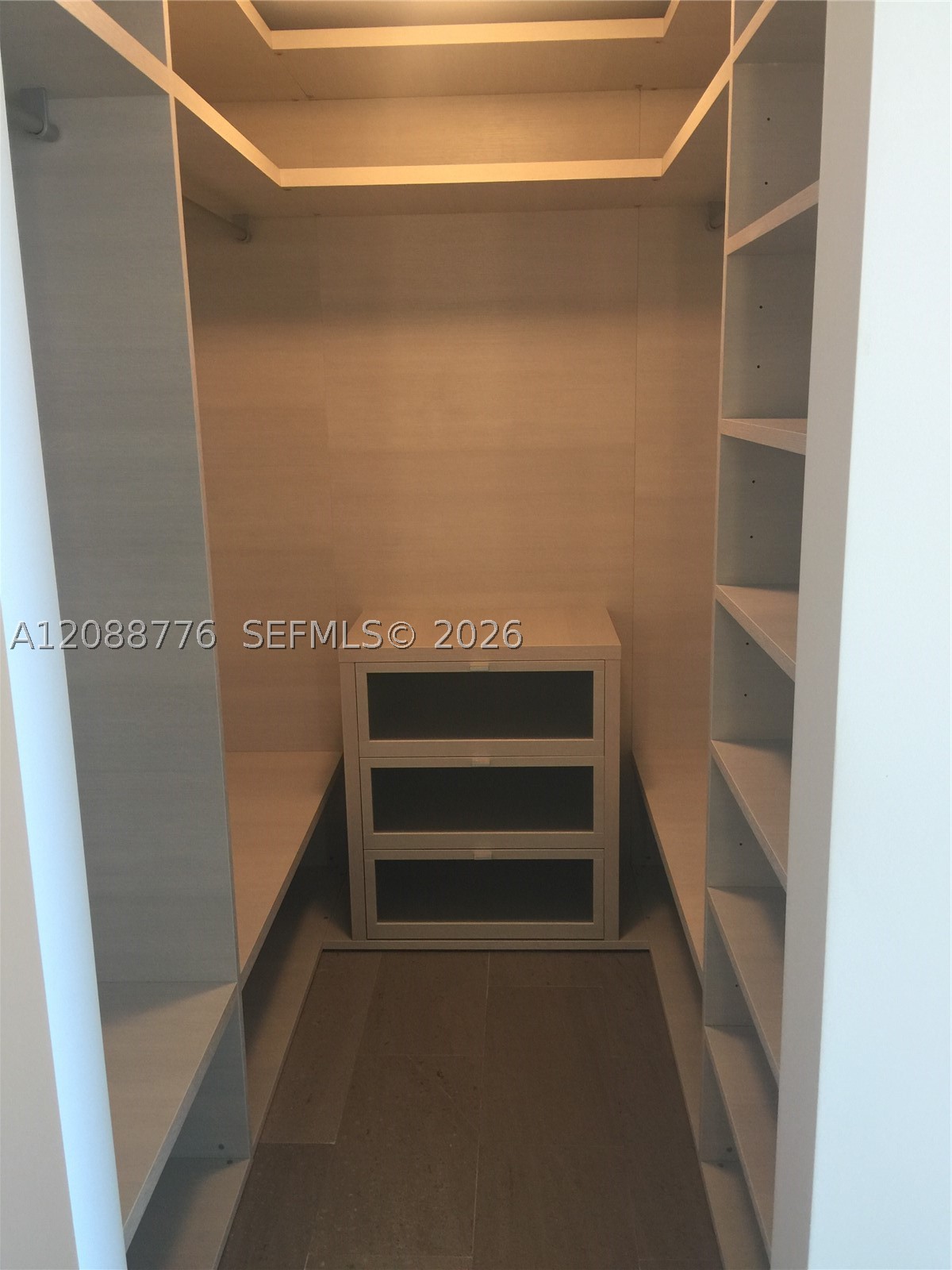 68 SE 6th St #3405, Miami FL 33131