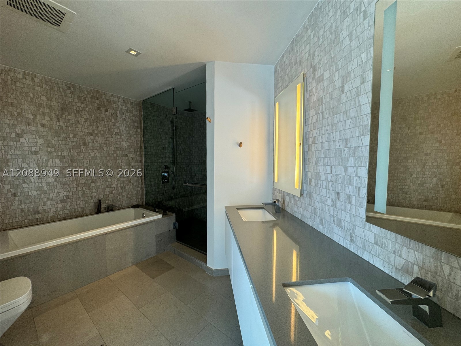 88 SW 7th St #1711, Miami FL 33130