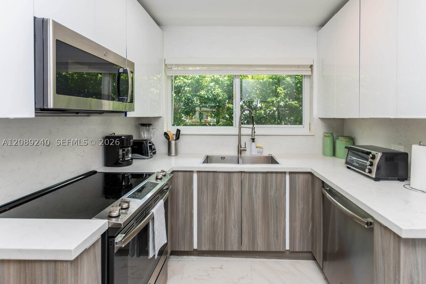 962 SW 6th Ave, Miami FL 33130