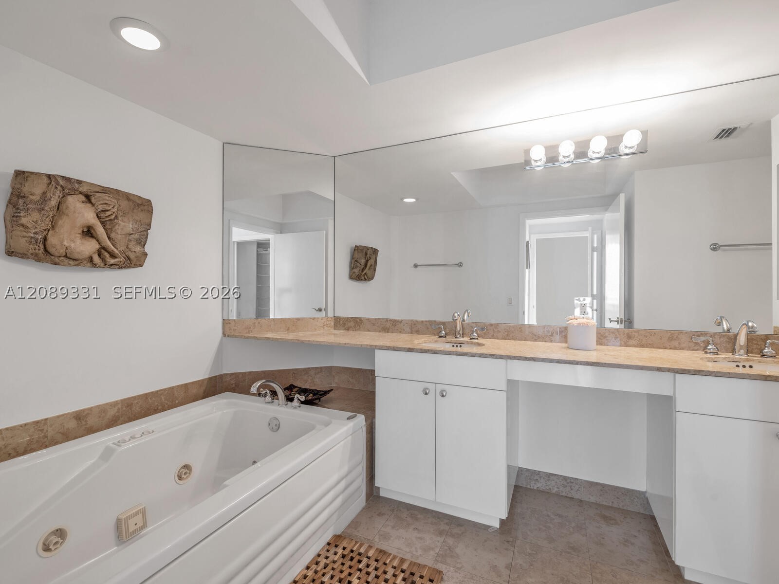4779 Collins Ave #2805, Miami Beach FL 33140
