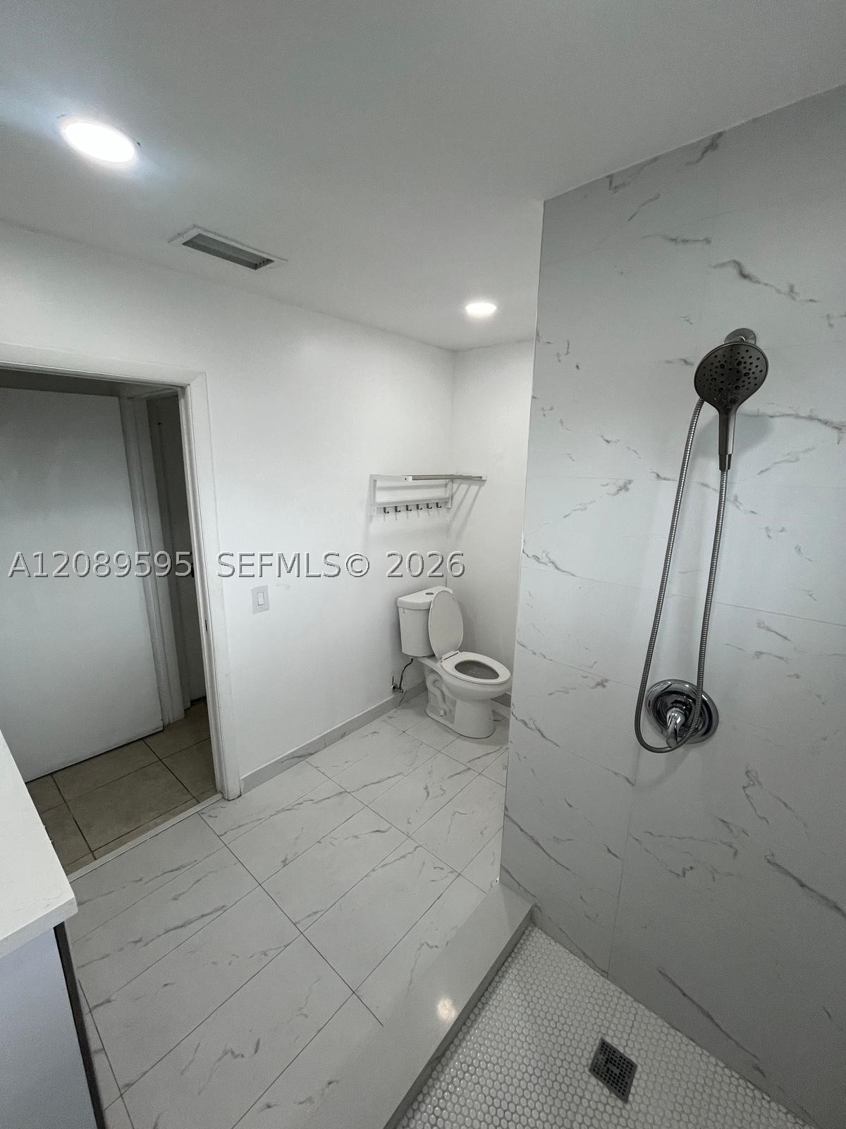 1400 W 39th Pl #1400, Hialeah FL 33012