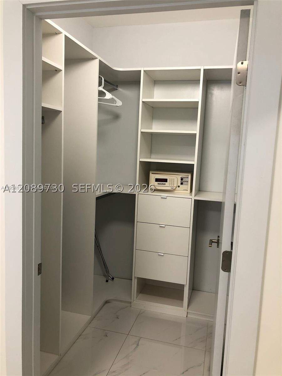 185 SE 14th Ter #2001, Miami FL 33131