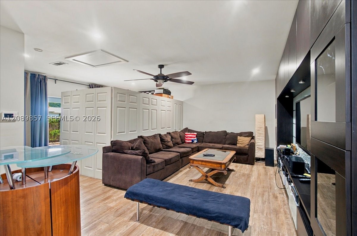 6121 NW 40th St, Virginia Gardens FL 33166
