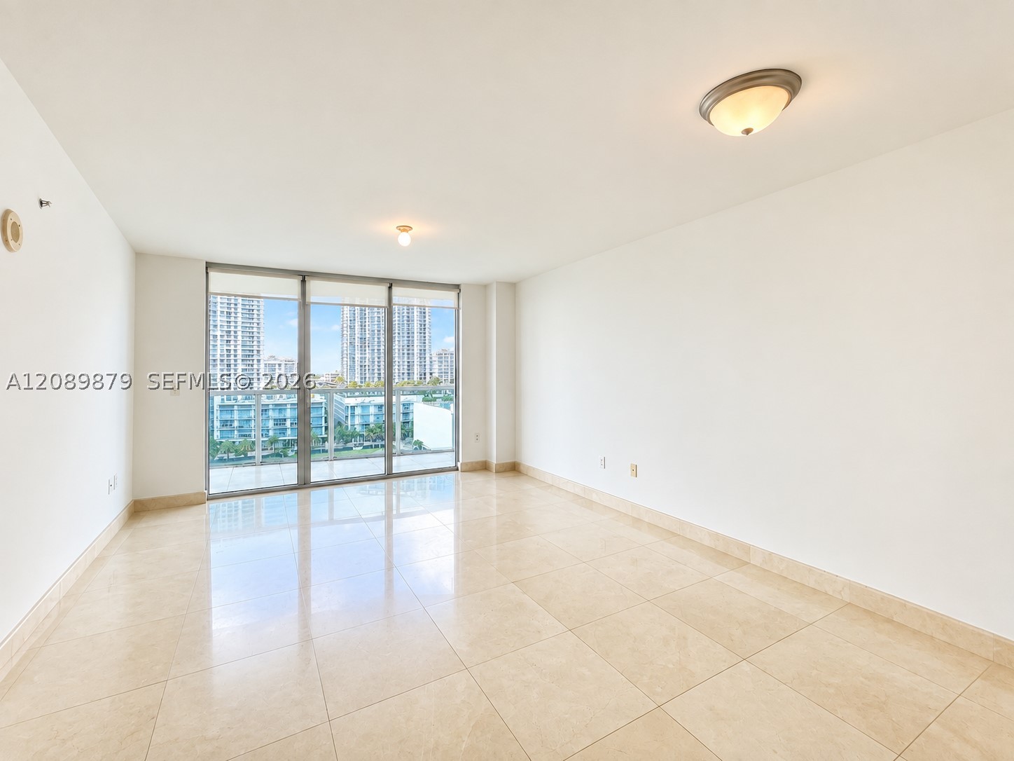 31 SE 5th St #1805, Miami FL 33131