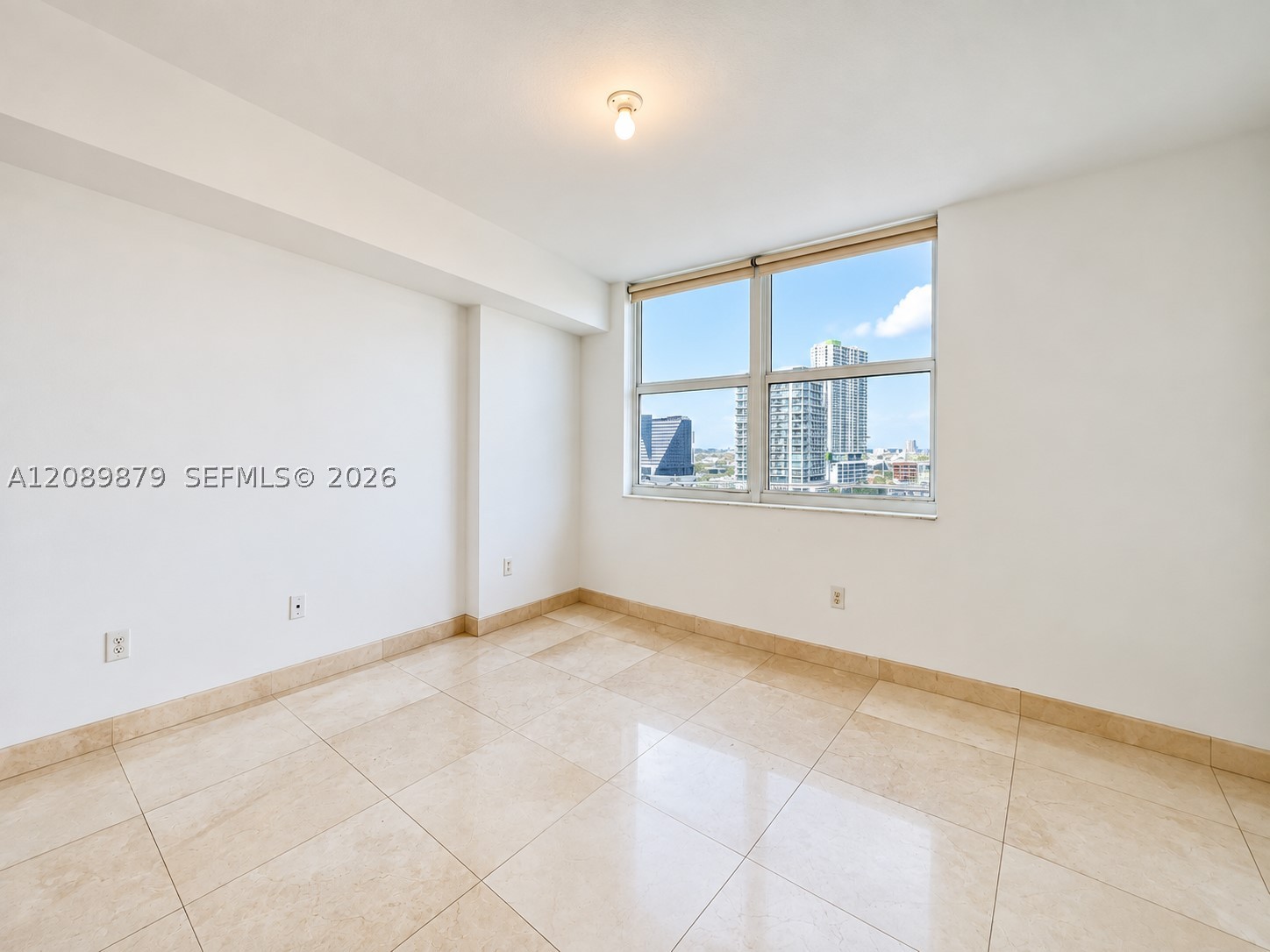 31 SE 5th St #1805, Miami FL 33131
