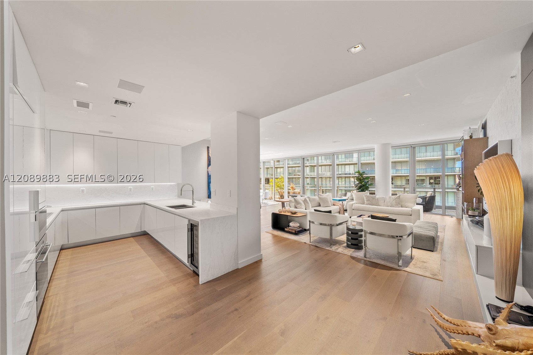 801 S Pointe Dr #PH 2, Miami Beach FL 33139
