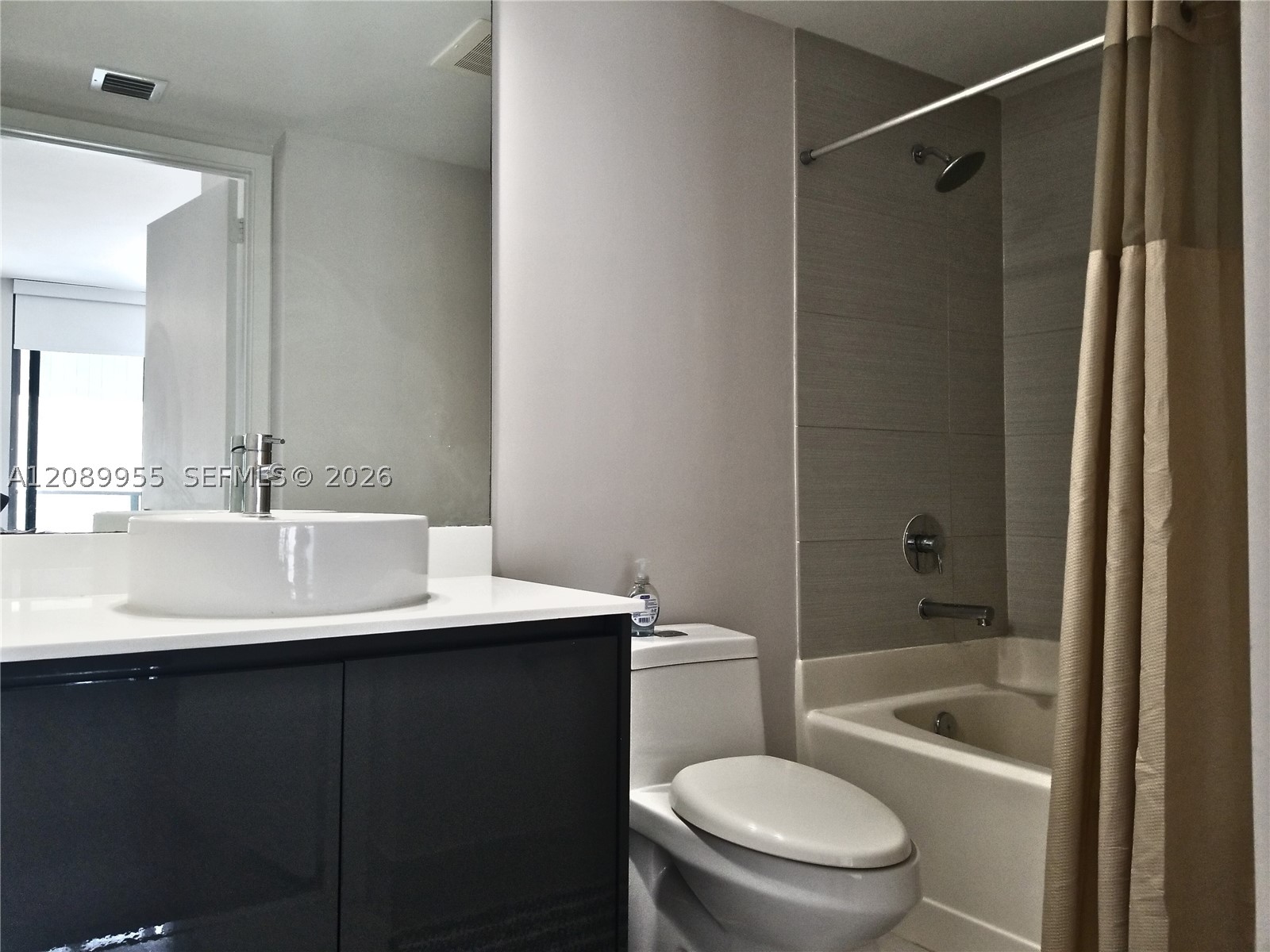 31 SE 6th St #1405, Miami FL 33131