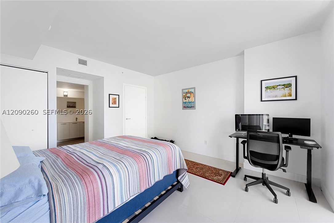 1300 Brickell Bay Dr #1905, Miami FL 33131