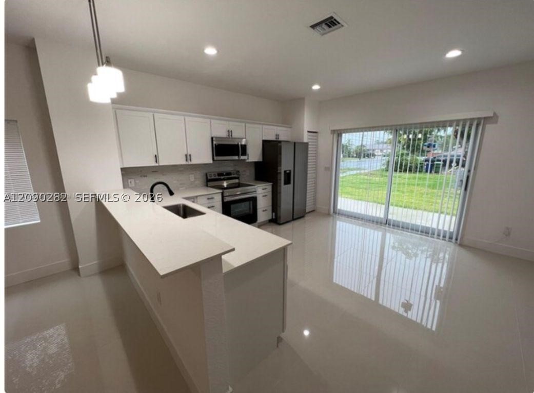 216 NW 9th St, Hallandale Beach FL 33009
