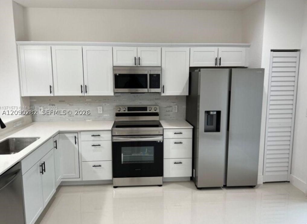 216 NW 9th St, Hallandale Beach FL 33009