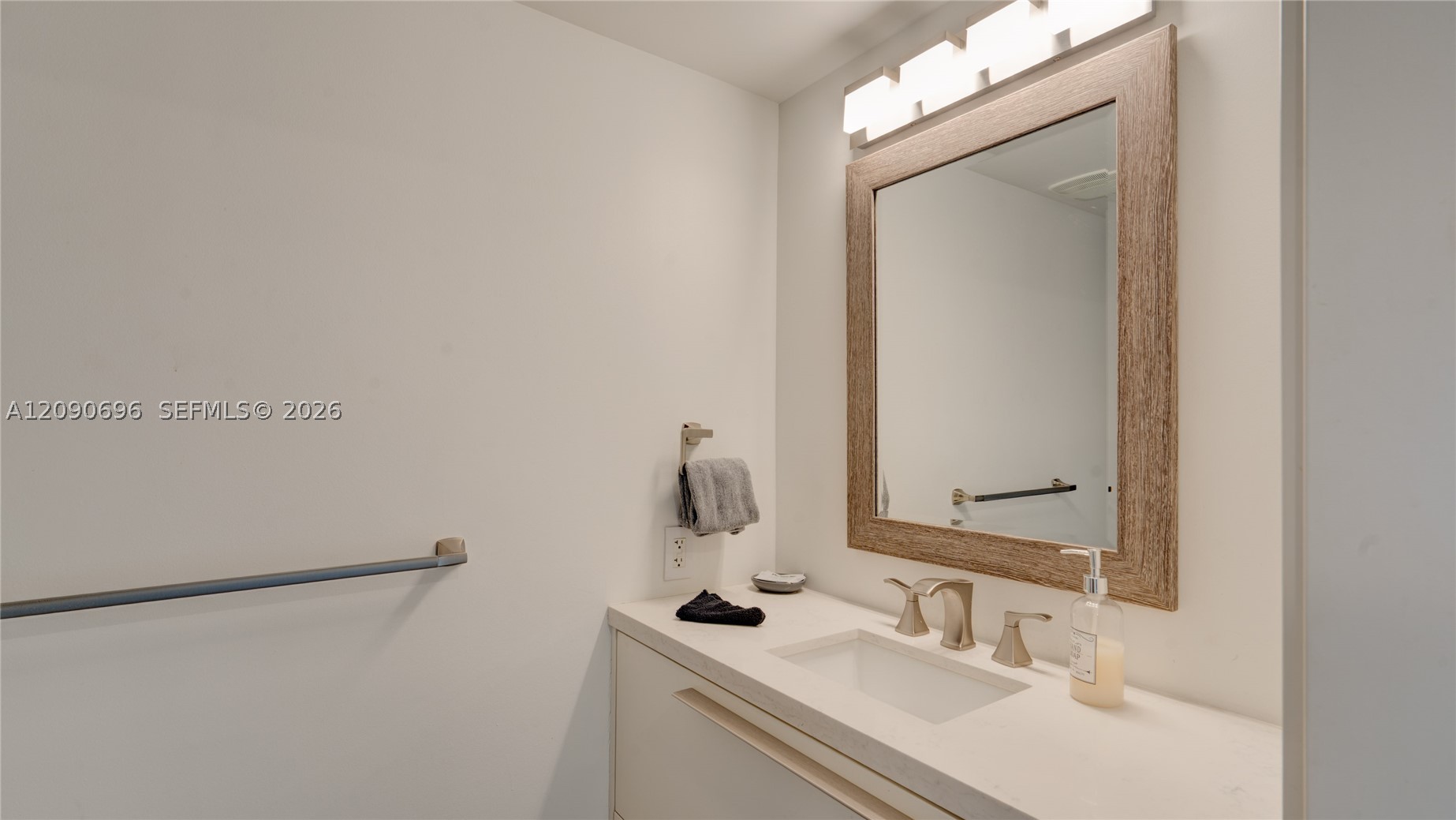 41 SE 5th St #2212, Miami FL 33131