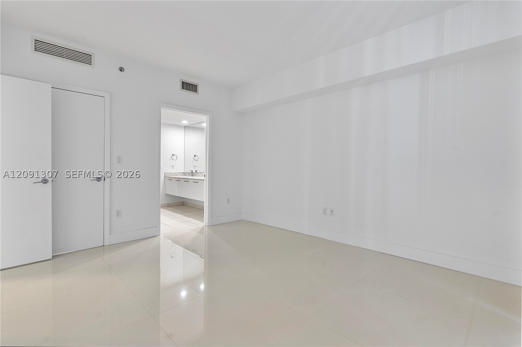 55 SE 6th St #3605, Miami FL 33131