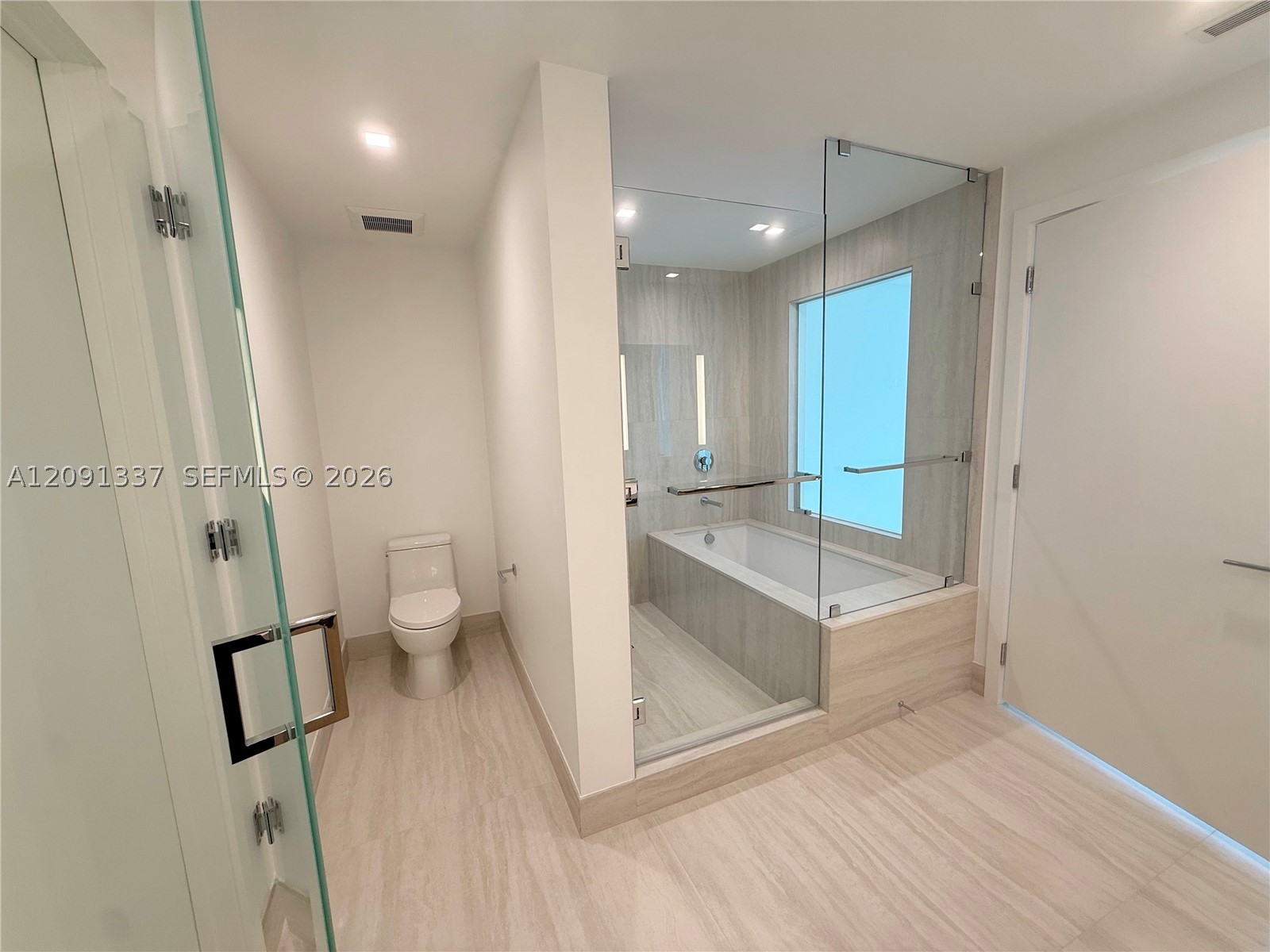 2411 Laguna Circle #903, North Miami FL 33181