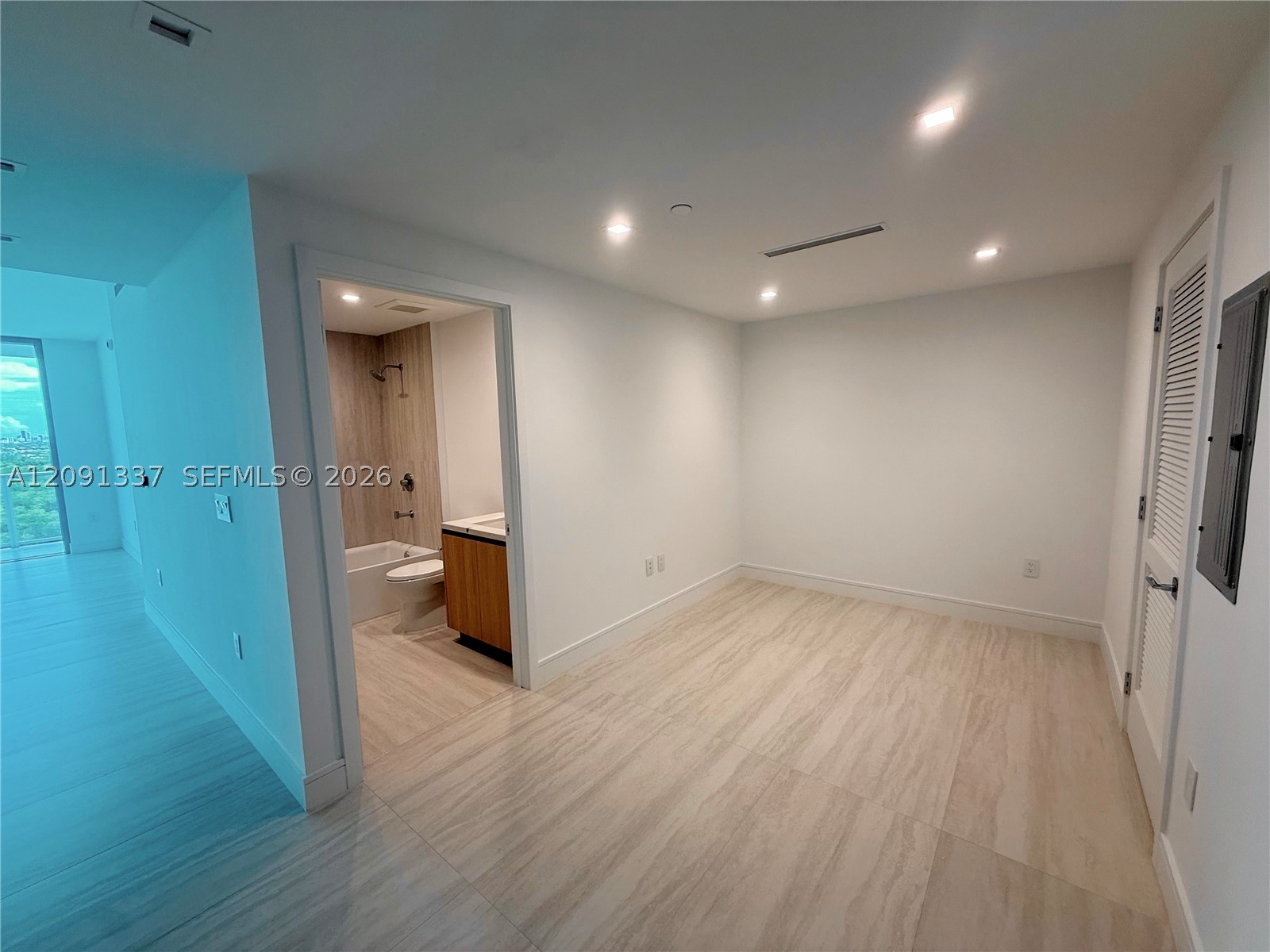 2411 Laguna Circle #903, North Miami FL 33181