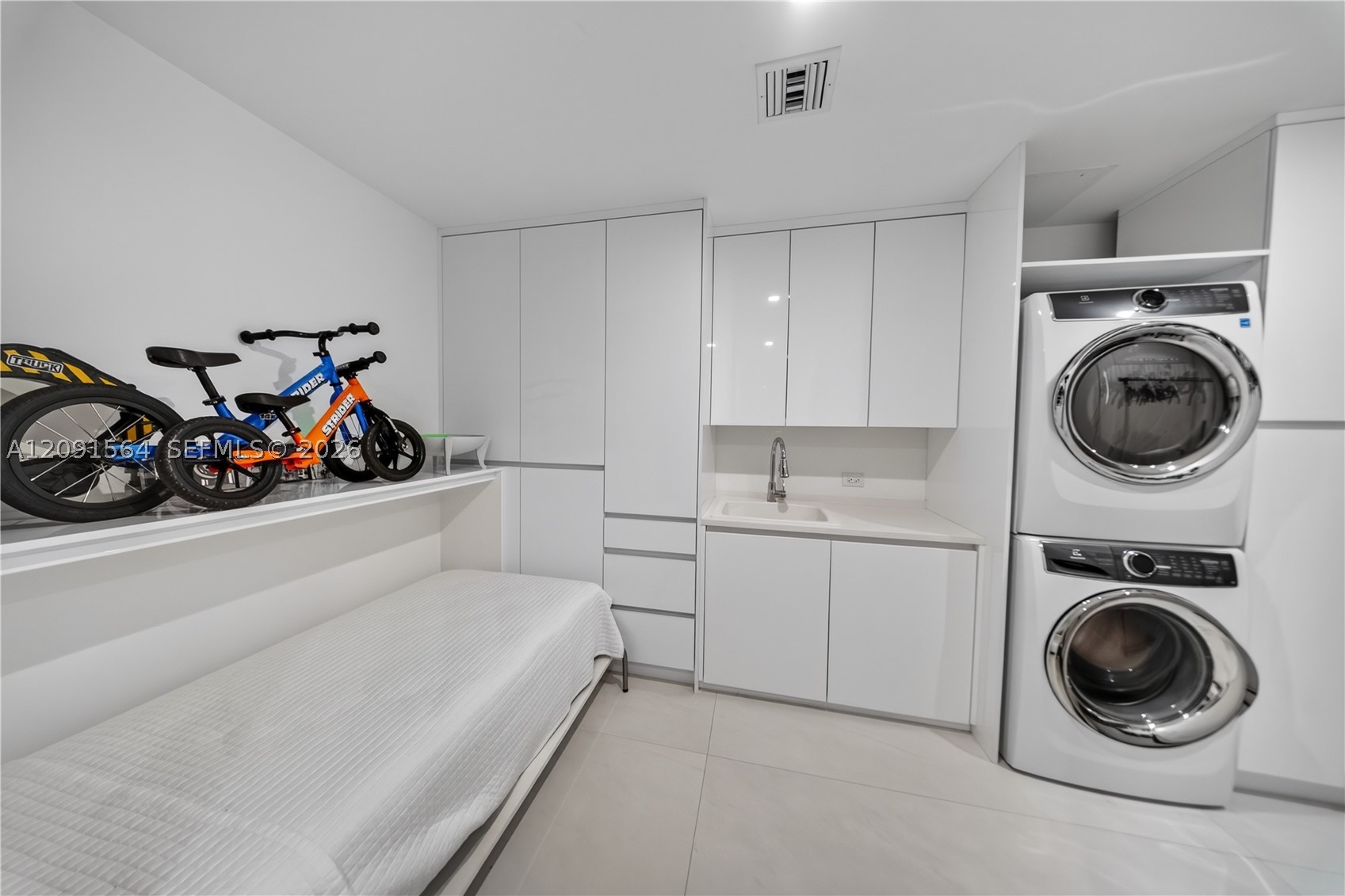 1000 NE Biscayne Blvd #2202, Miami FL 33132