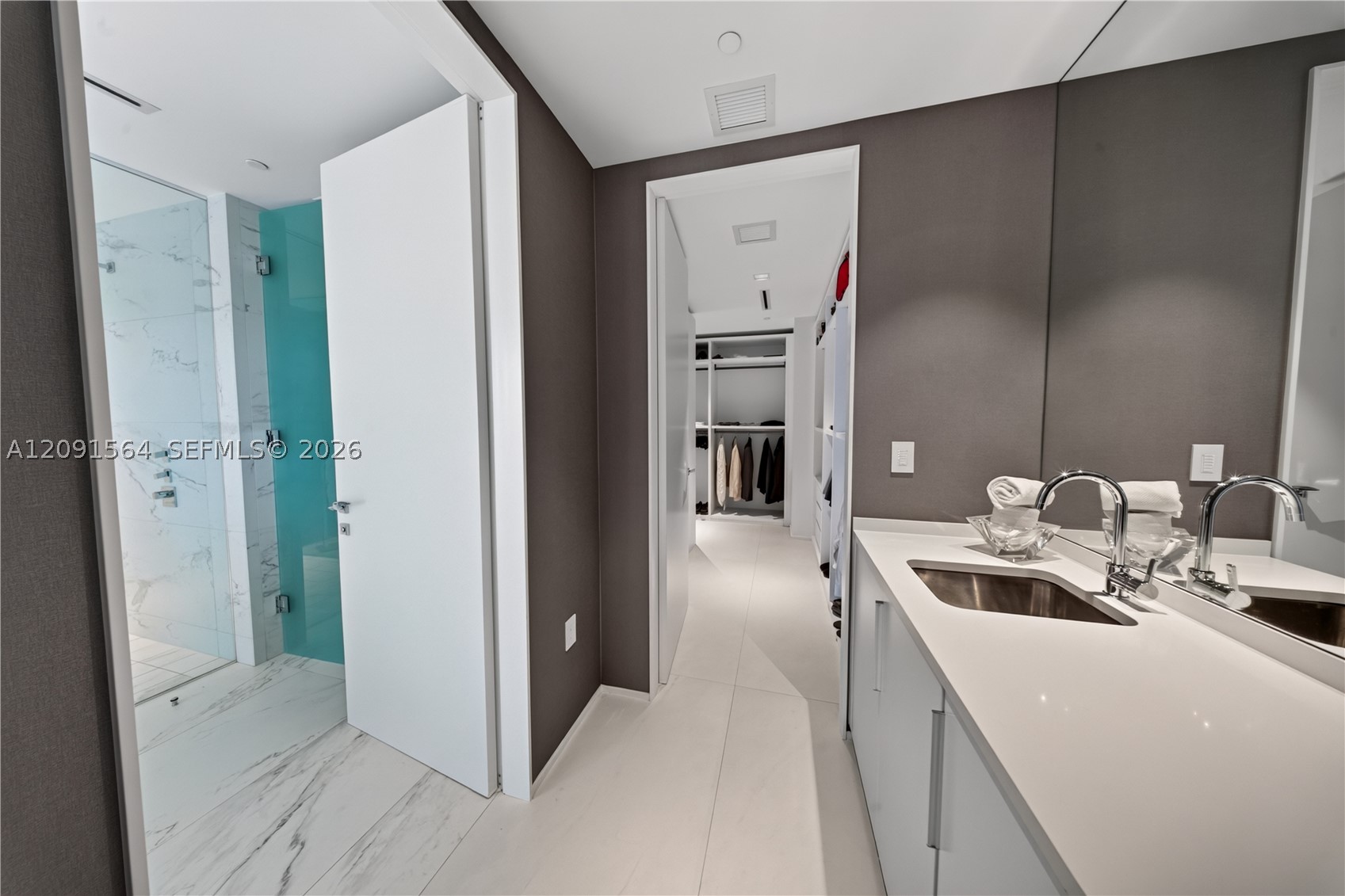 1000 NE Biscayne Blvd #2202, Miami FL 33132