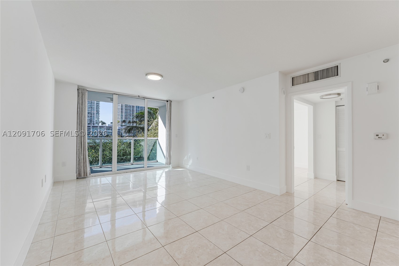 31 SE 5th St #409, Miami FL 33131