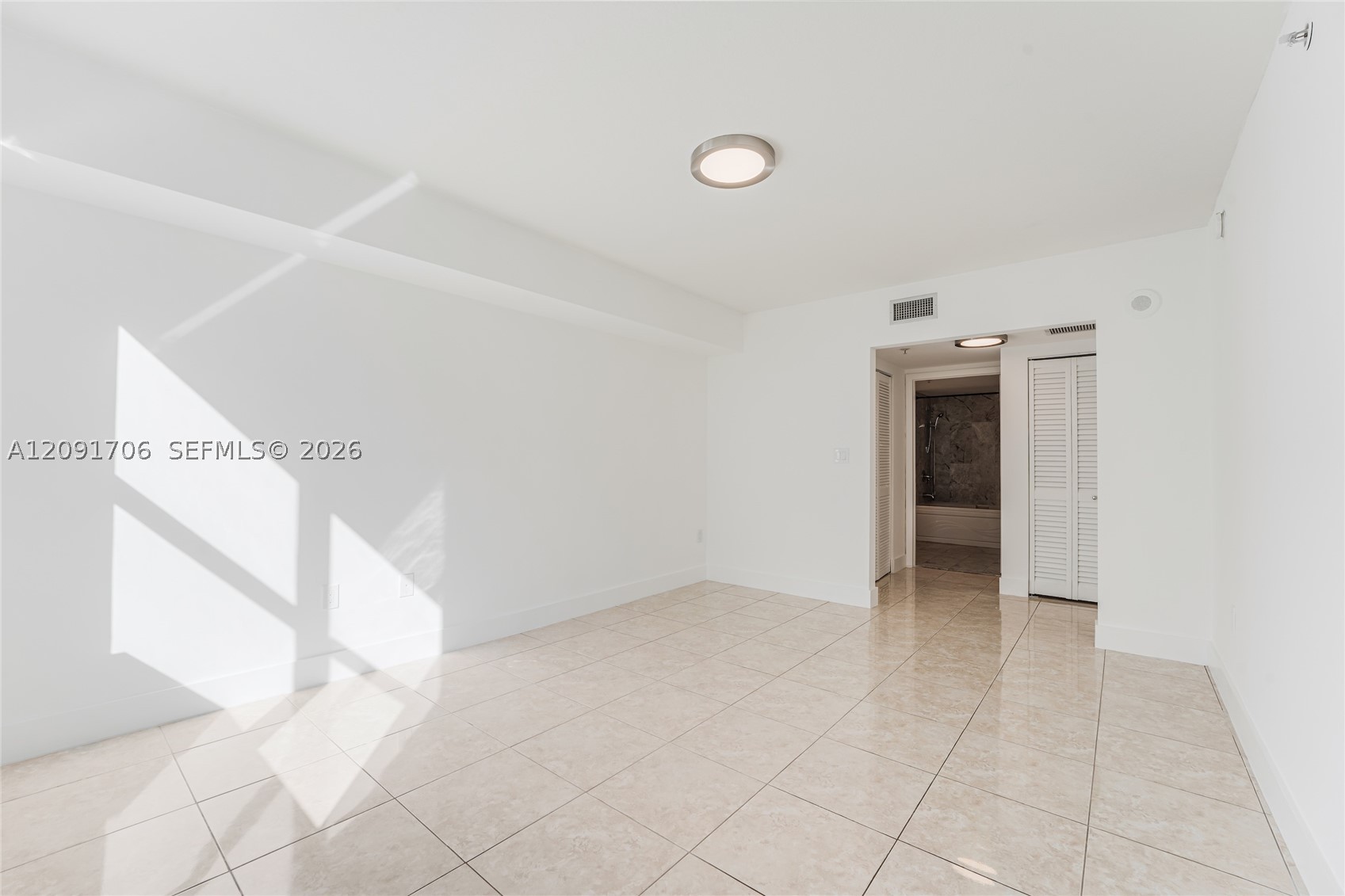 31 SE 5th St #409, Miami FL 33131