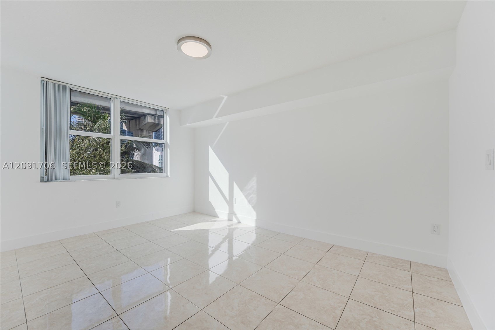31 SE 5th St #409, Miami FL 33131