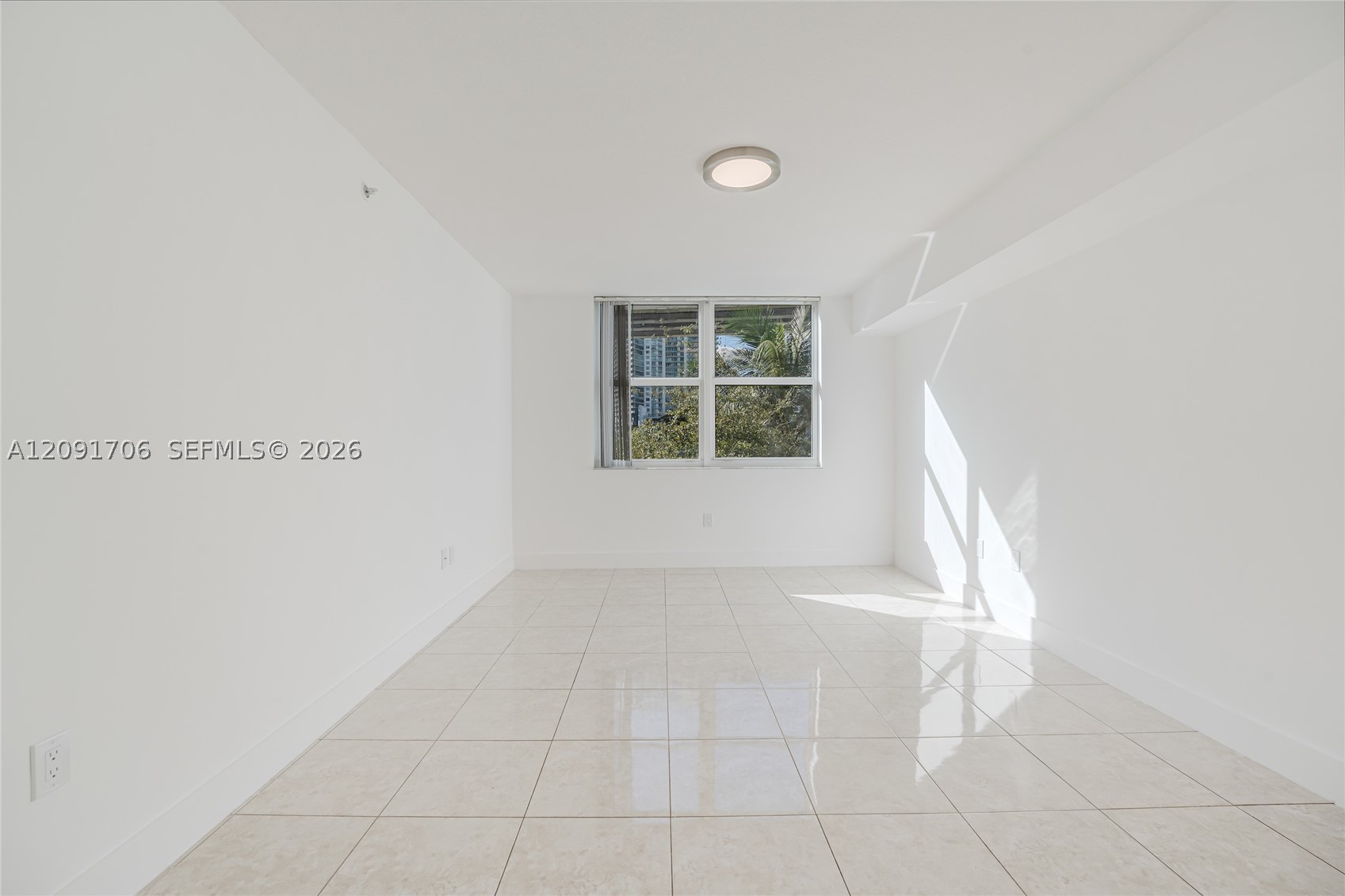 31 SE 5th St #409, Miami FL 33131