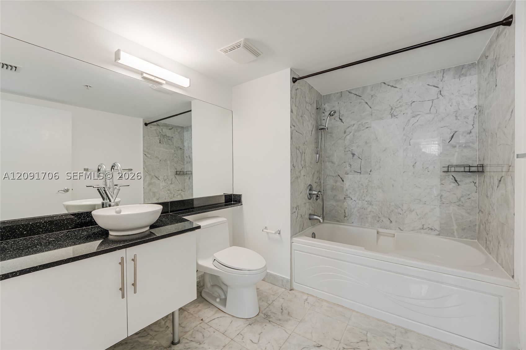 31 SE 5th St #409, Miami FL 33131