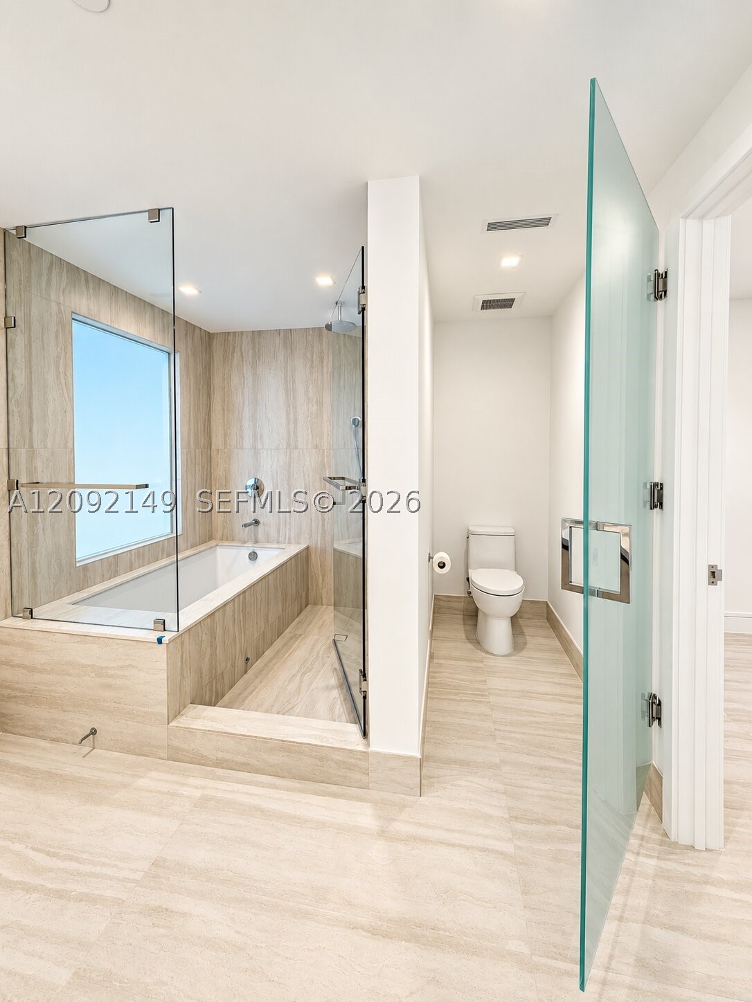 2411 LAGUNA CIR #1111, North Miami FL 33181