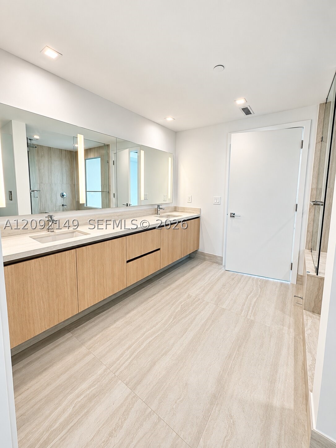 2411 LAGUNA CIR #1111, North Miami FL 33181