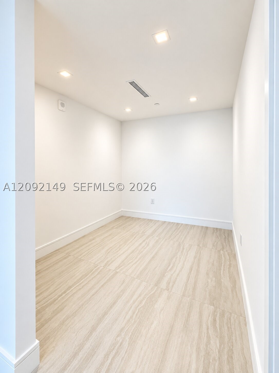 2411 LAGUNA CIR #1111, North Miami FL 33181