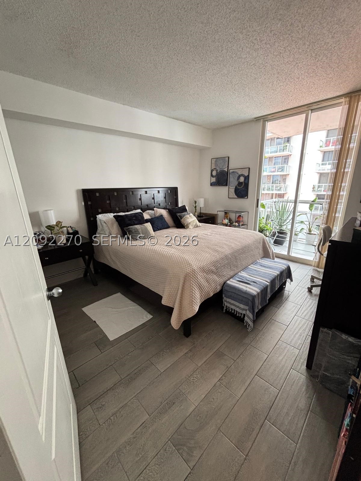 5077 NW 7th St #814, Miami FL 33126