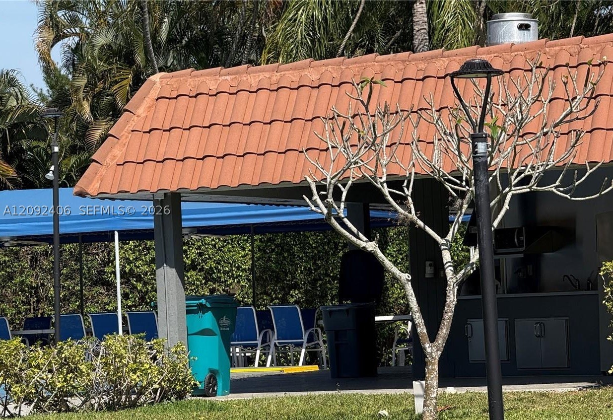 400 S Hollybrook Dr #305, Pembroke Pines FL 33025