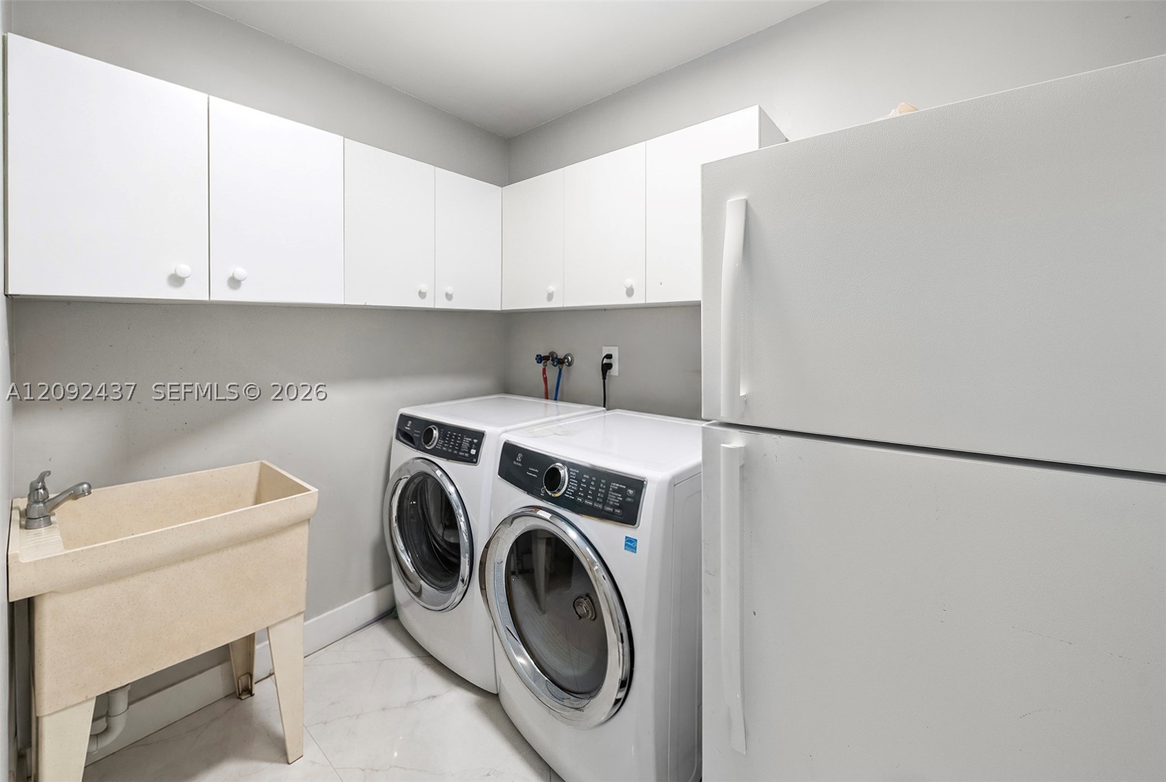 507 Palm Dr, Hallandale Beach FL 33009