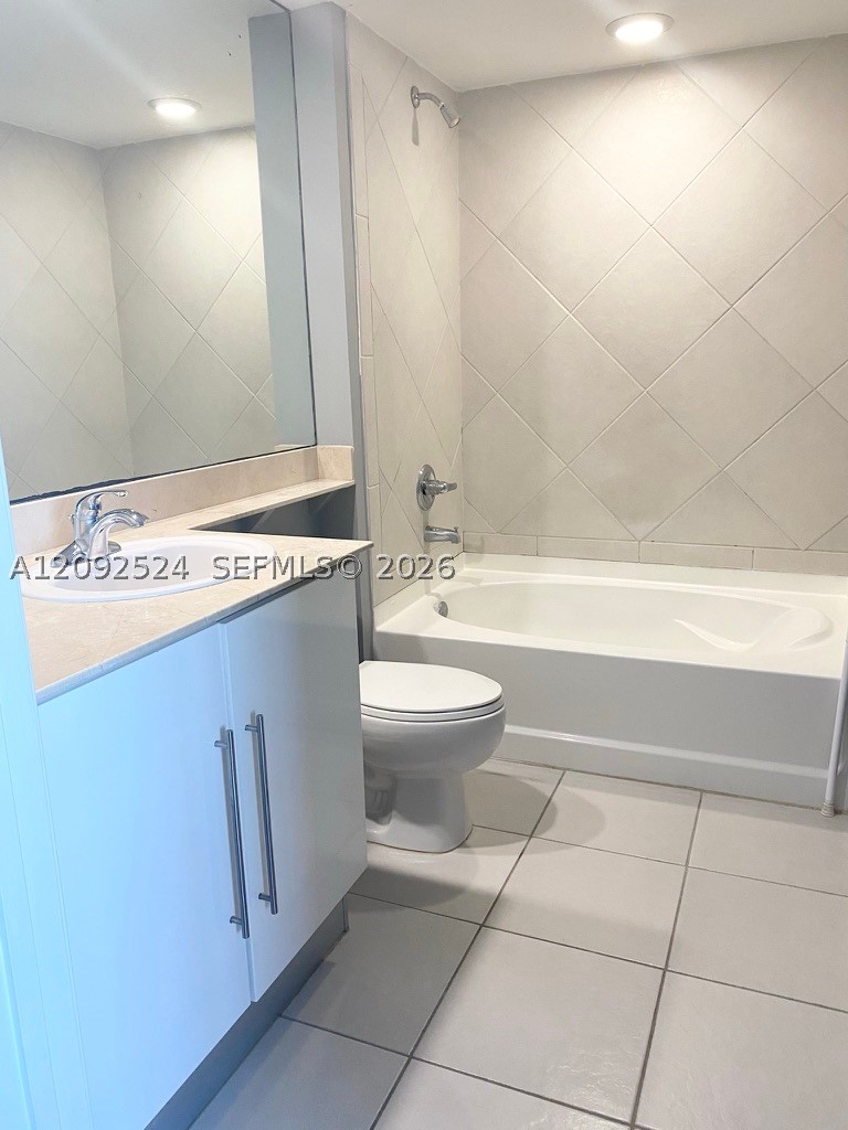 335 BISCAYNE BL #4200, Miami FL 33131