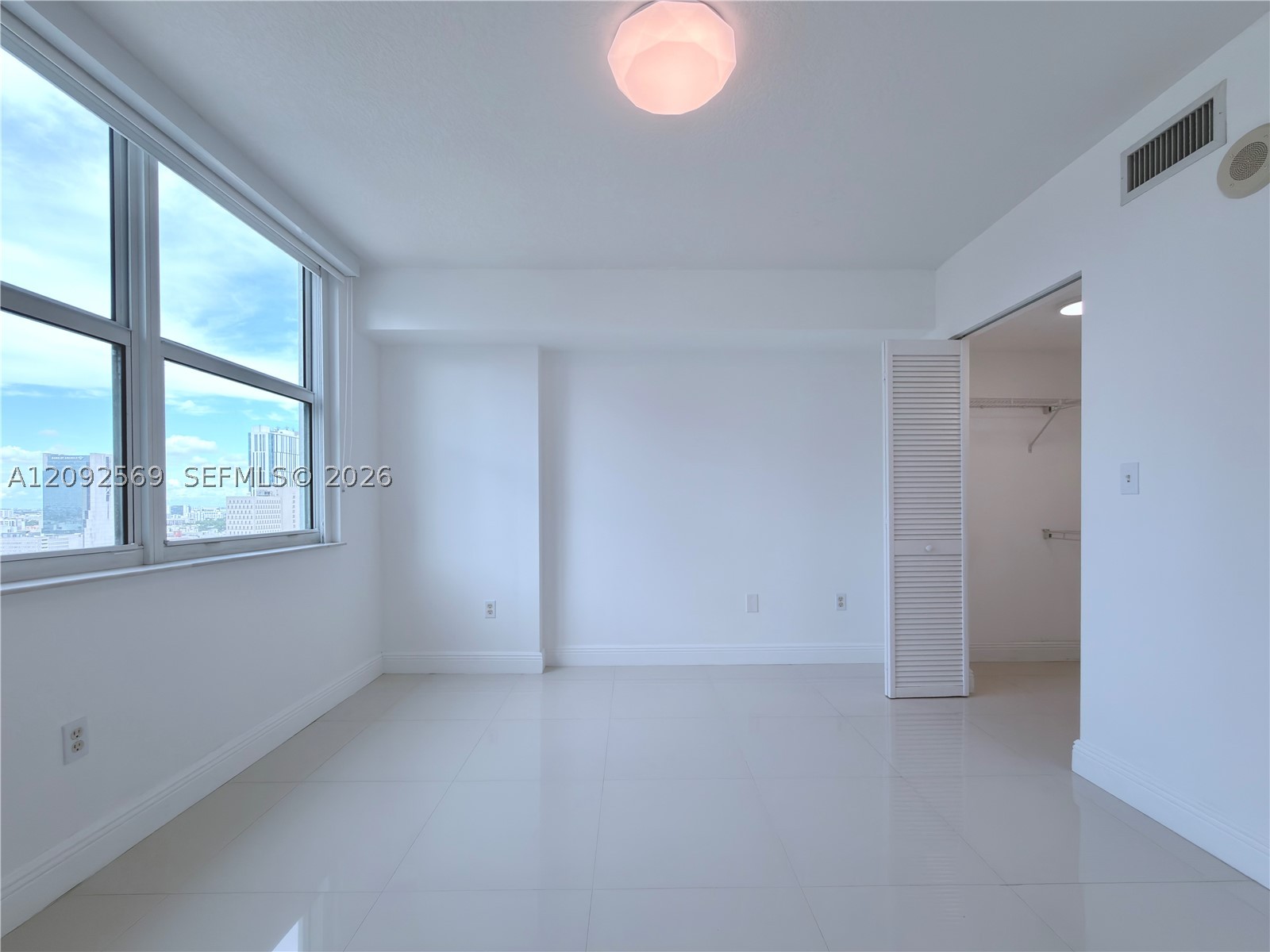 31 SE 5th St #2307, Miami FL 33131