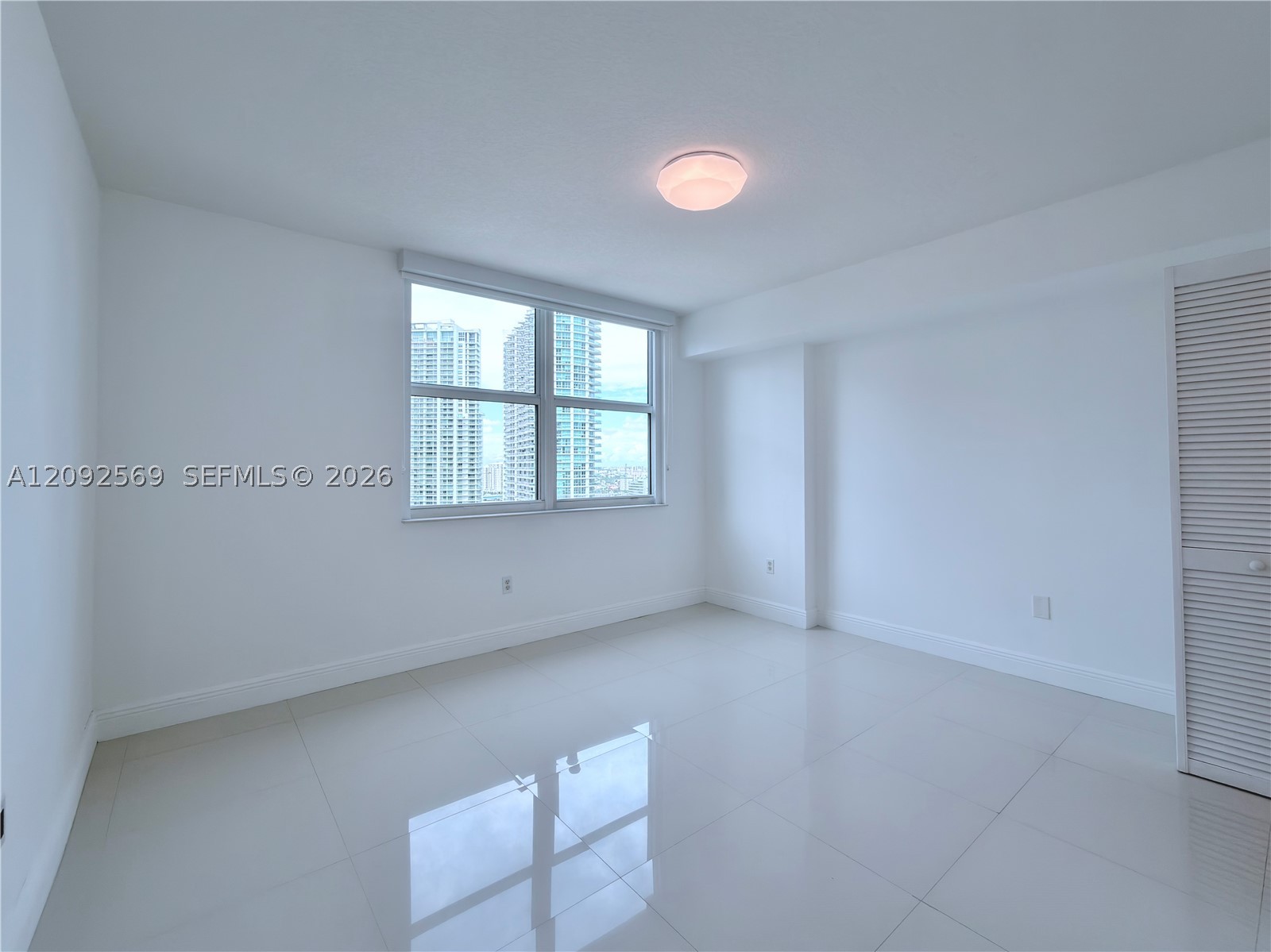 31 SE 5th St #2307, Miami FL 33131