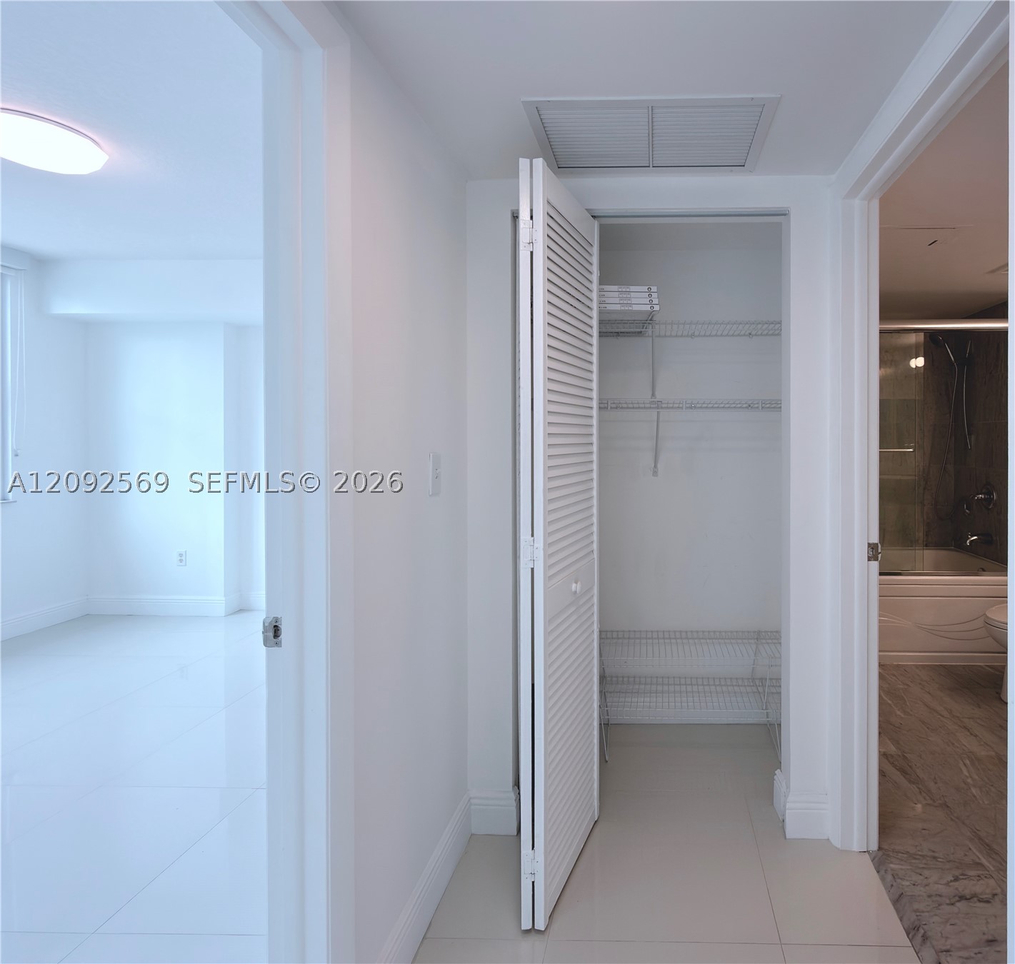 31 SE 5th St #2307, Miami FL 33131