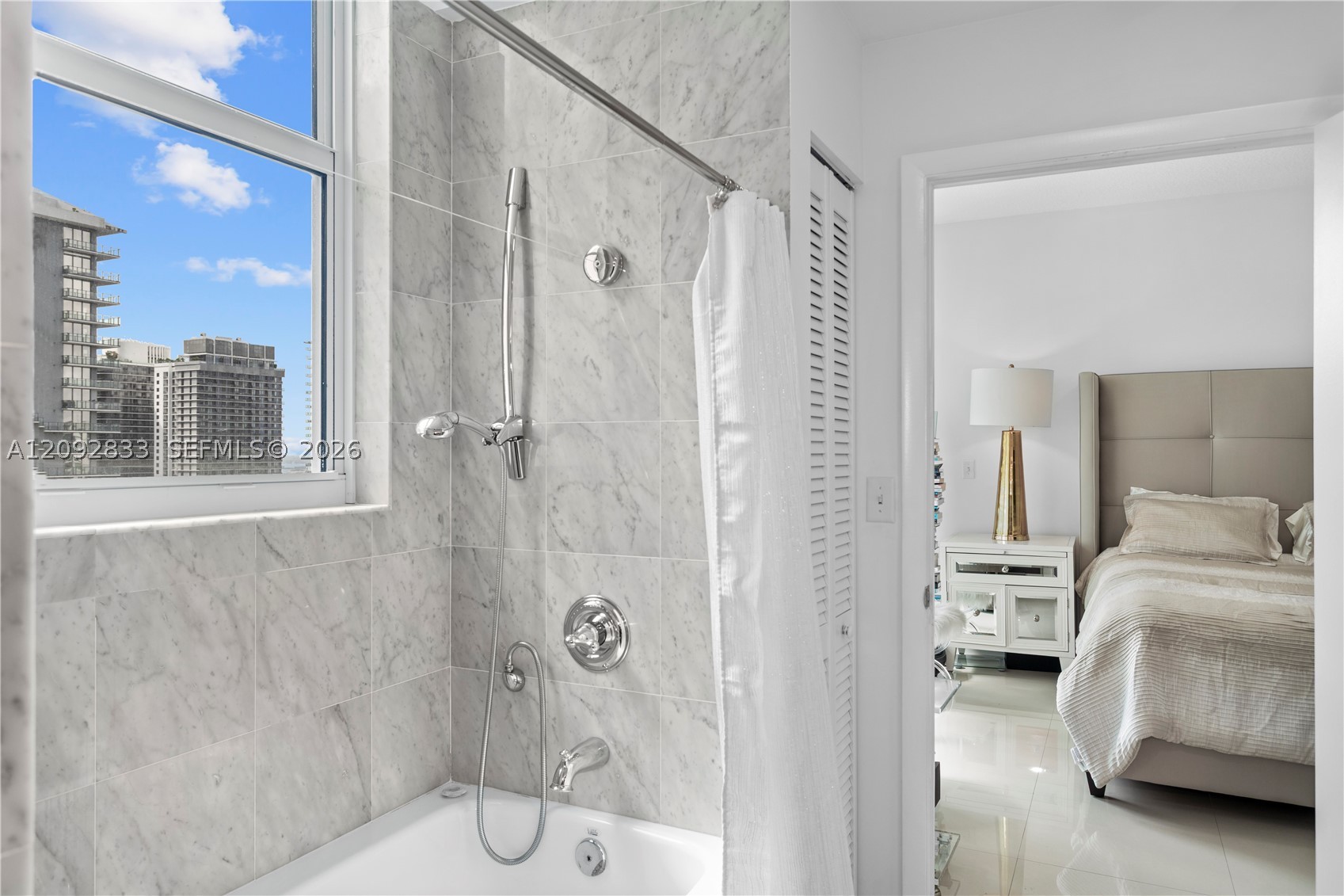 31 SE 5th St #4018, Miami FL 33131