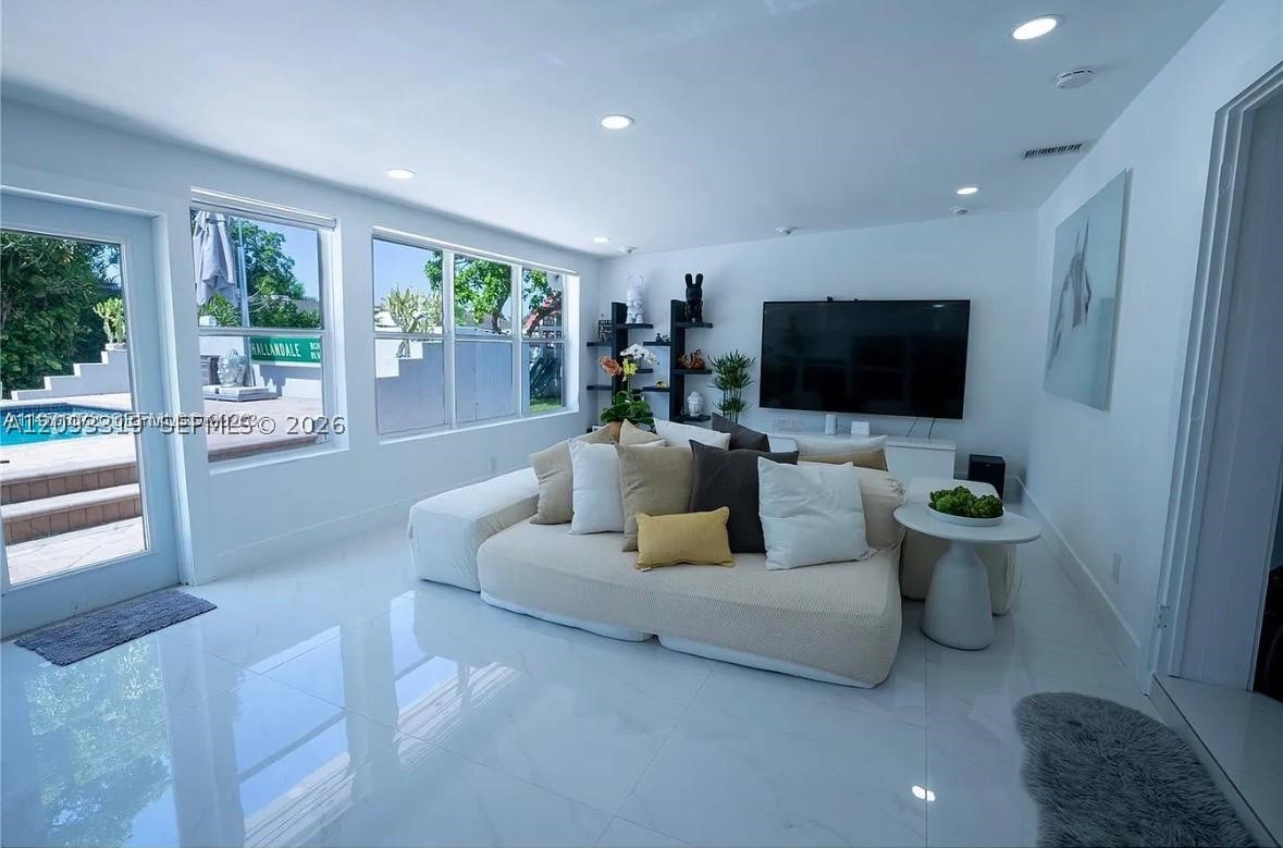 Hallandale Beach FL 33009 - A12093319