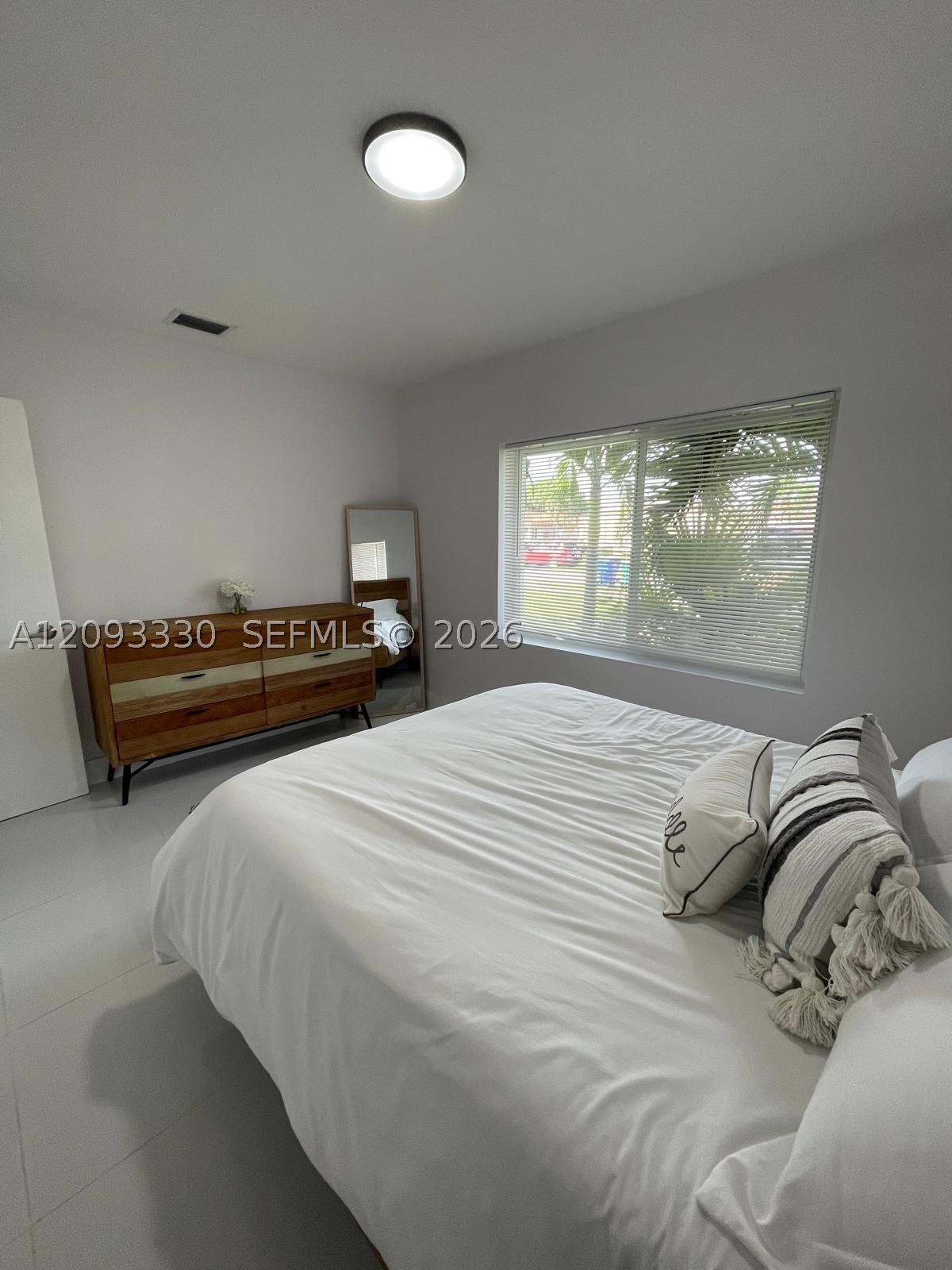 3330 NW 18th St, Miami FL 33125