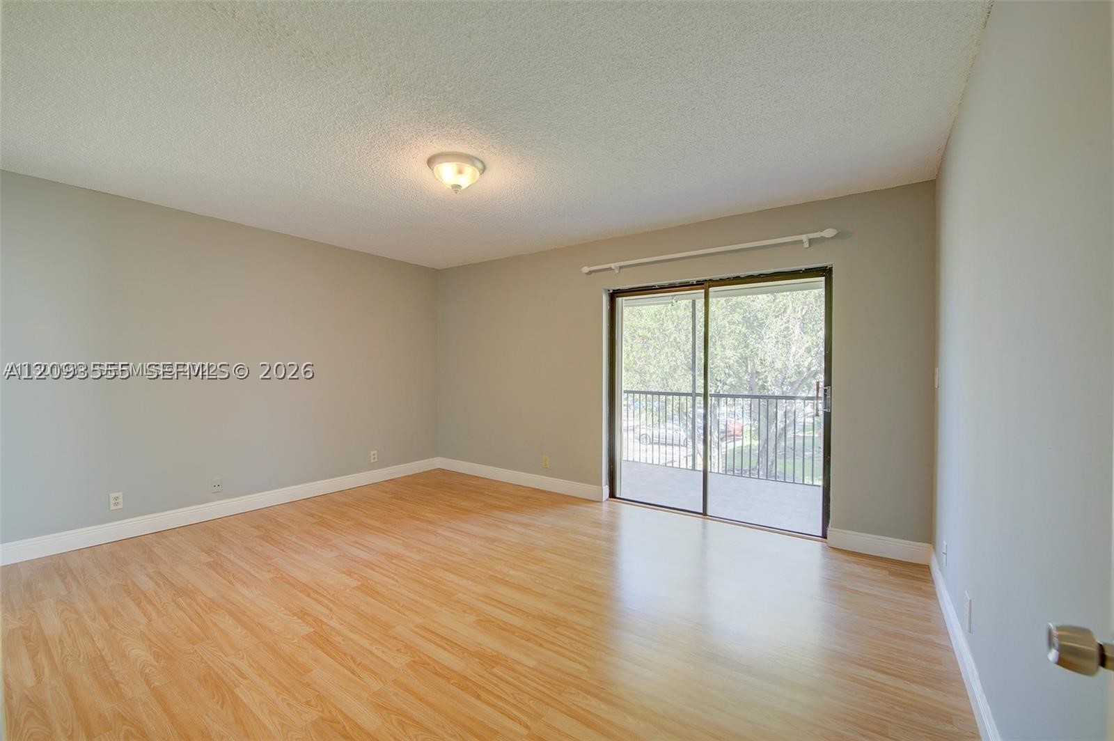 165 Lakeview Dr #201, Weston FL 33326