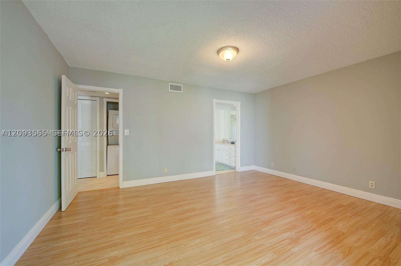 165 Lakeview Dr #201, Weston FL 33326
