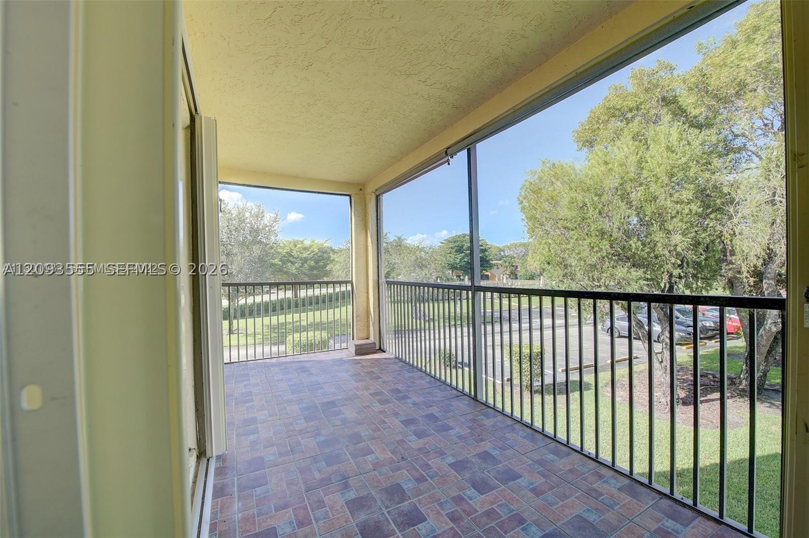 165 Lakeview Dr #201, Weston FL 33326