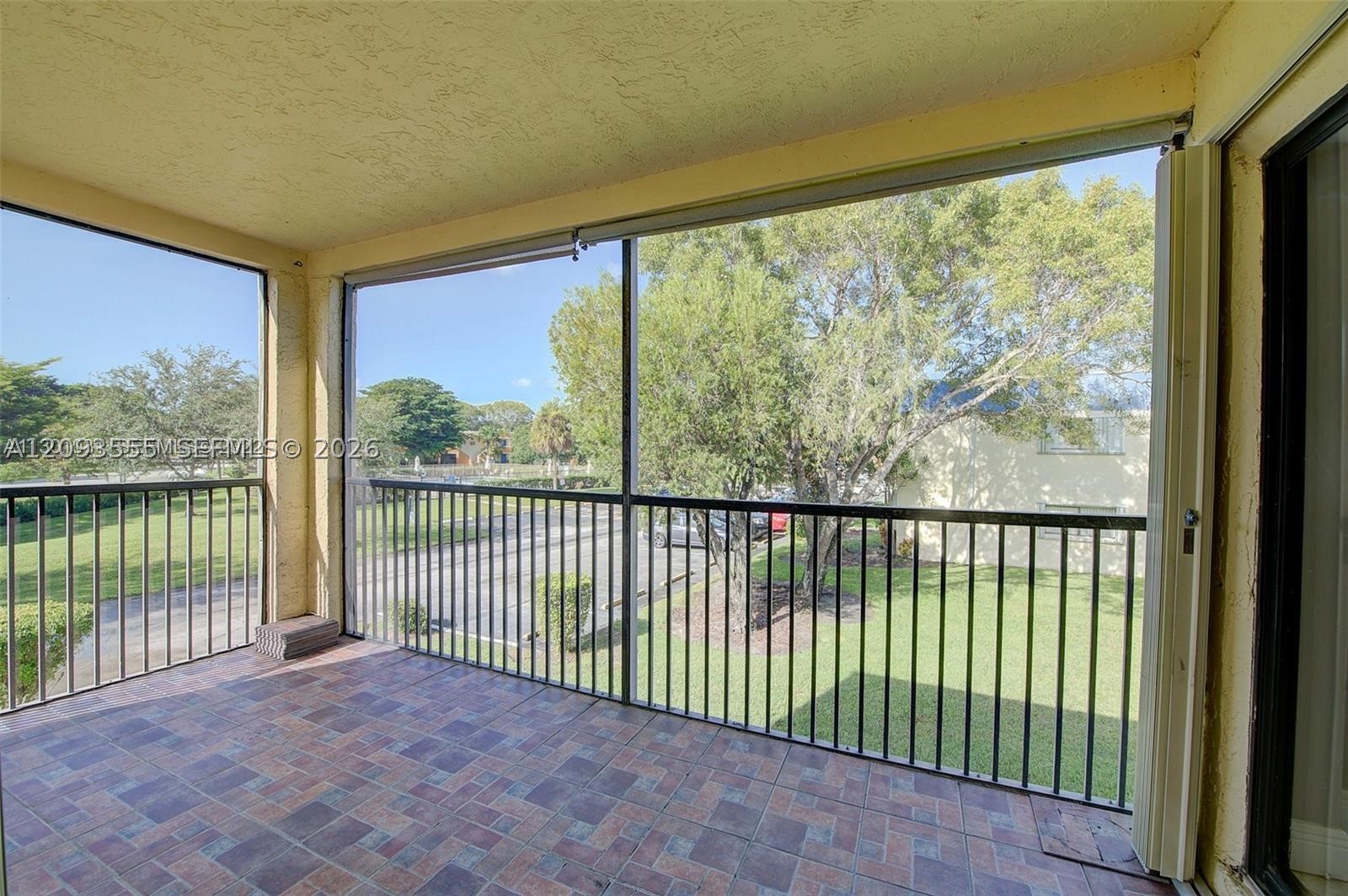 165 Lakeview Dr #201, Weston FL 33326