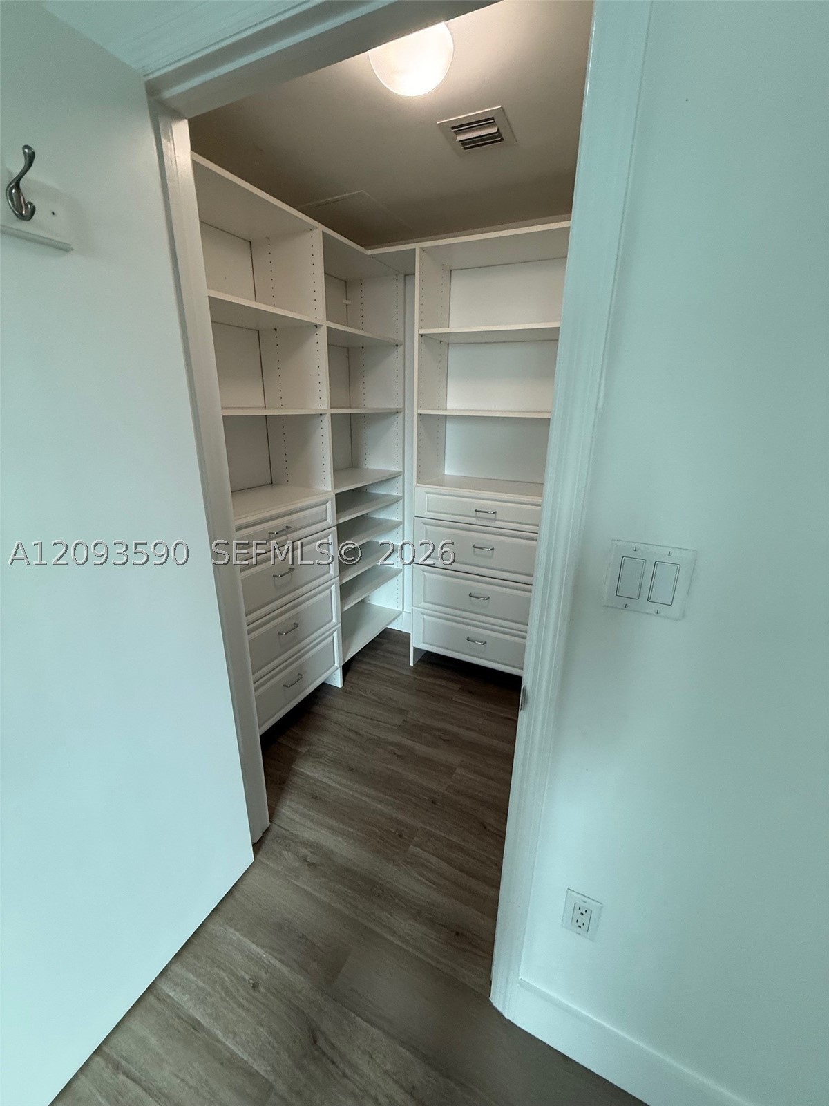 55 SE 6th St #1902, Miami FL 33131