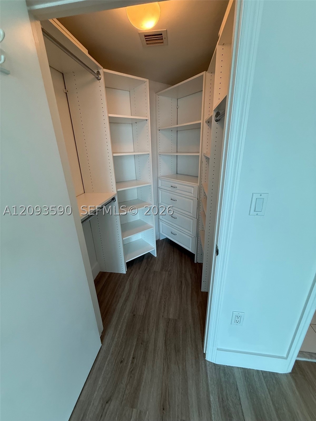 55 SE 6th St #1902, Miami FL 33131