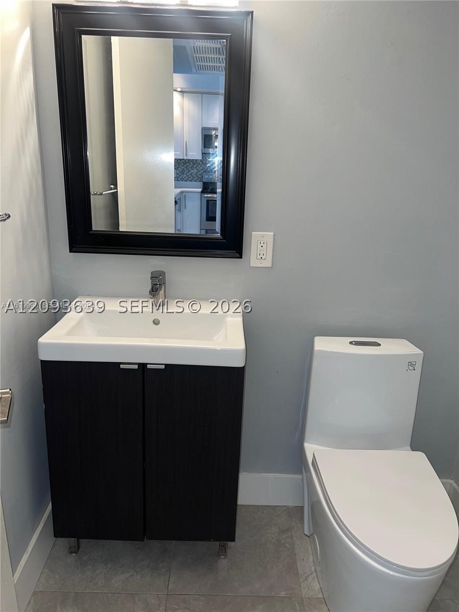 401 Golden Isles Dr #1106, Hallandale Beach FL 33009