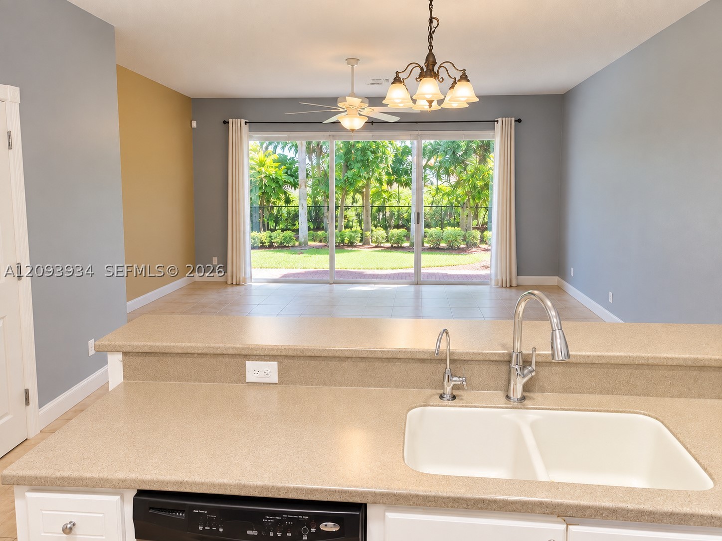 1015 Pinewood Lake Ct #1015, Green Acres FL 33415