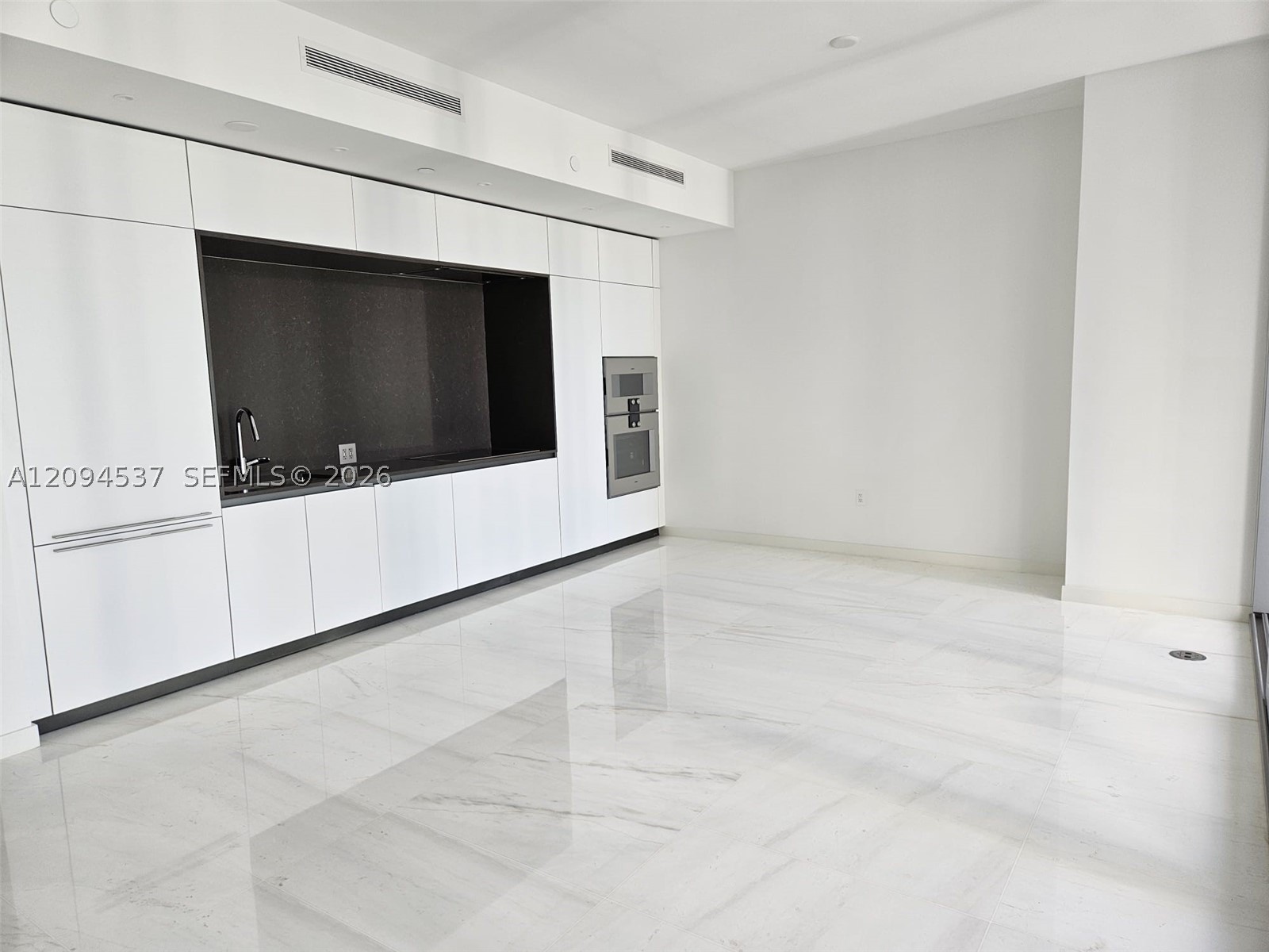 300 Biscayne Boulevard Way #2208W, Miami FL 33131