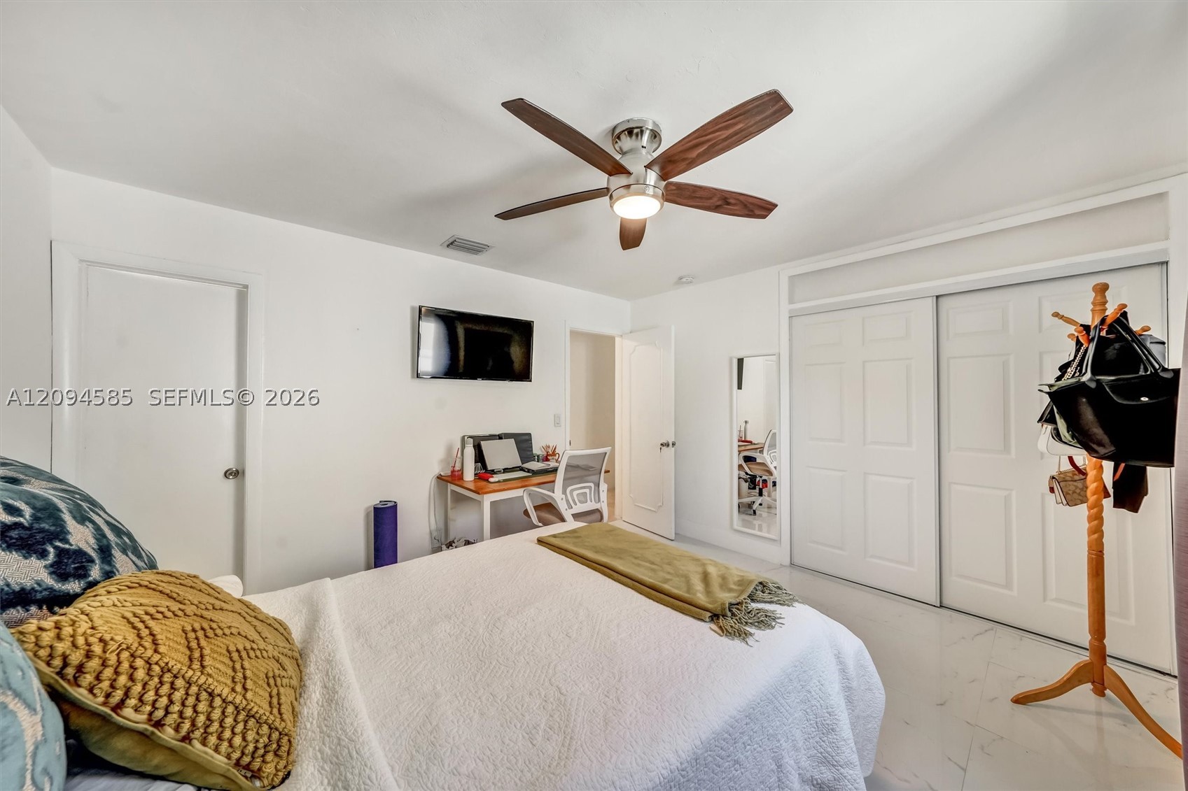 814 NE 4th St #814, Hallandale Beach FL 33009