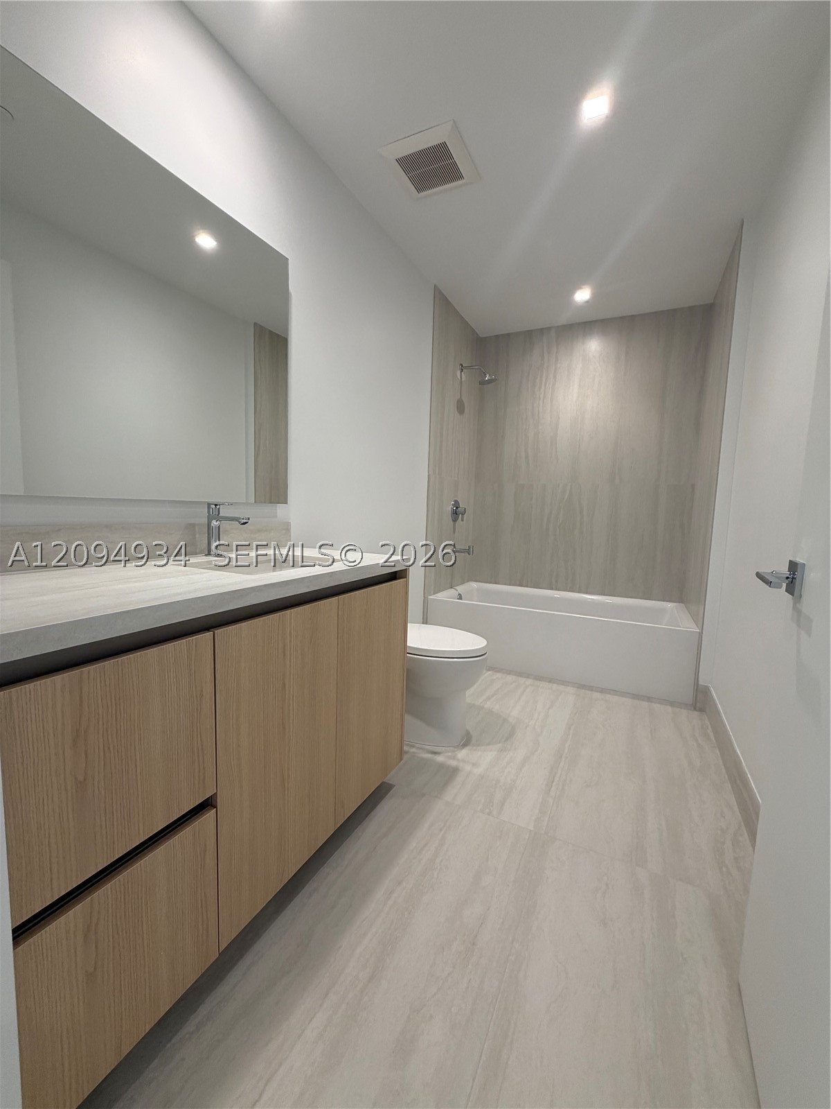 2411 Laguna Cir #2408, Miami FL 33181